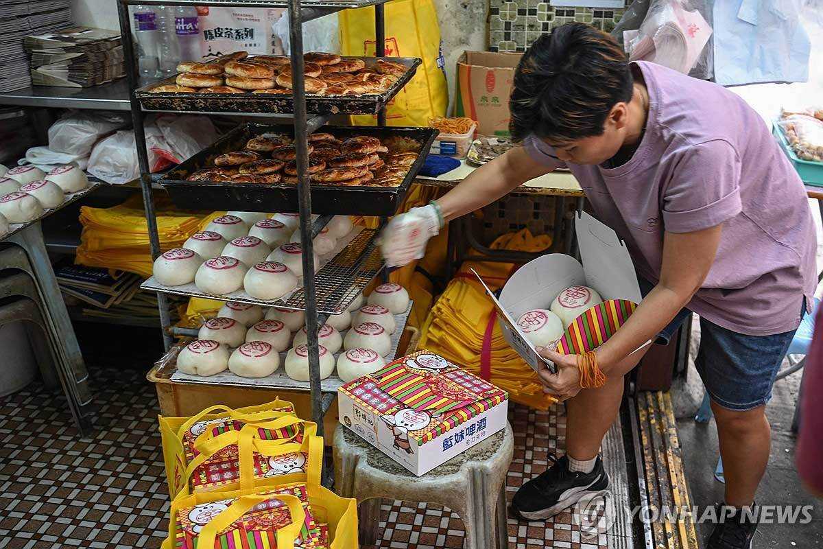 تصاویر | مسابقه برج سازی با نان در هنگ کنگ