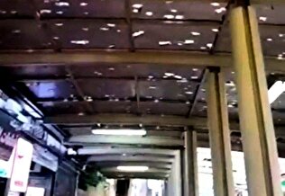 تگرگ سقف ایستگاه مترو را سوراخ کرد! +ویدئو