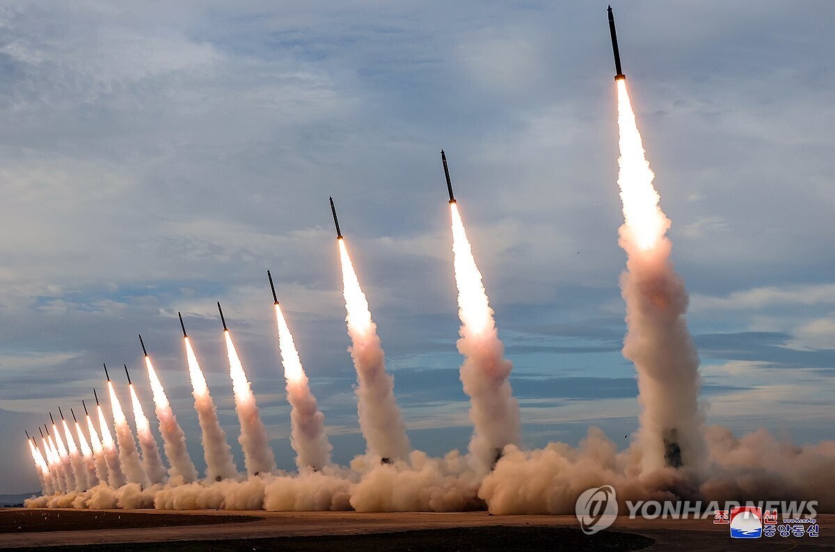 تصاویر ویژه شلیک موشک‌های کره شمالی به سوی کره جنوبی!