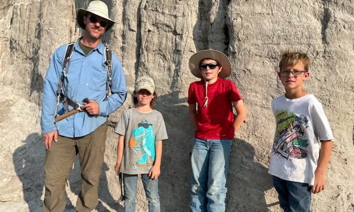 تصاویر | وقتی سه پسربچه با دیدن بقایای دایناسور ۶۷ میلیون ساله لال شدند