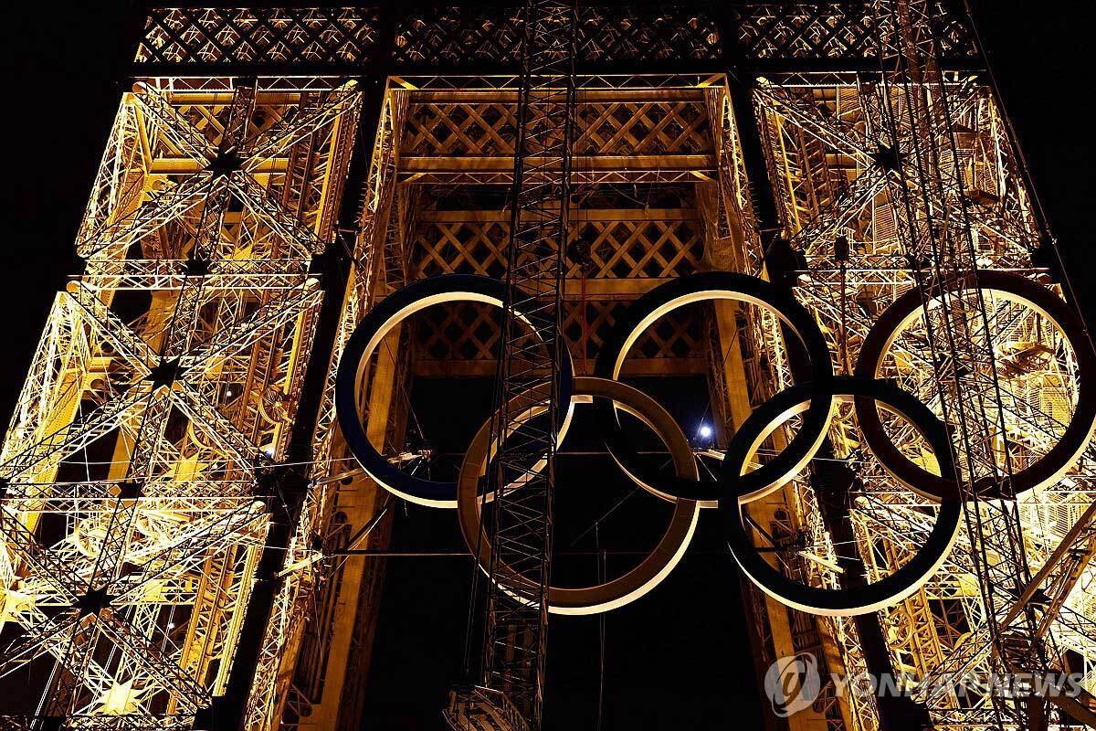 تصاویر | نصب حلقه‌های المپیک پاریس روی برج ایفل