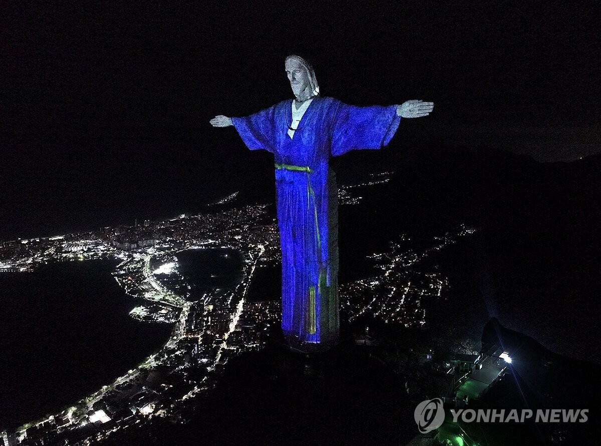 مجسمه ۴۰۰ متری مسیح لباس کره‌ای پوشید! +تصاویر