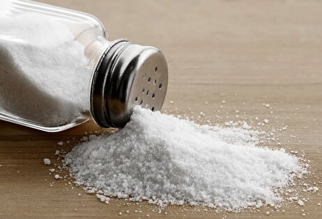 سرطان معده در کمین افرادی است که با غذا نمک مصرف می‌کنند!