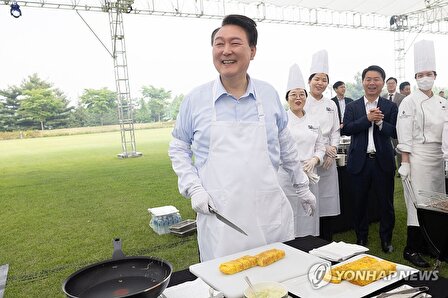 تصاویر| رئیس‌جمهور آشپز شد با پیش‌بند و ملاقه!