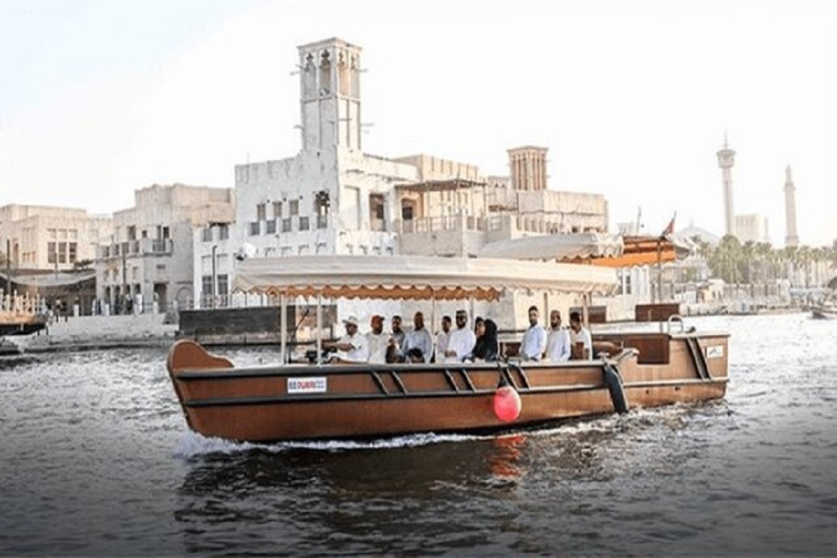دبی اولین قایق برقی چوبی جهان را به آب انداخت