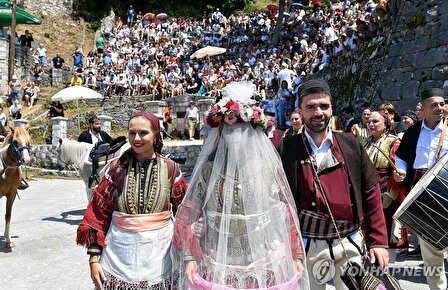 تصاویر بامزه عروسی به سبک ایرانی در جنوب اروپا را ببینید!