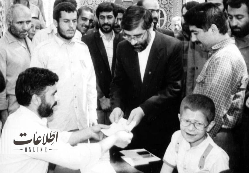 ۲ عکس منتشرنشده از میرحسین موسوی روز انتخابات ریاست جمهوری