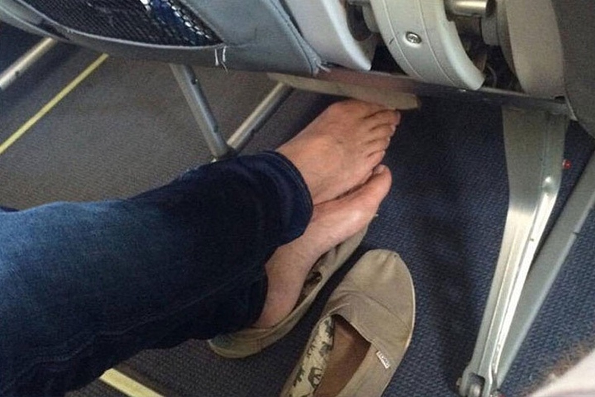 کفش‌های خود را در هواپیما در نیاورید!